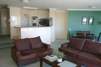 Surfers Mayfair - Dalby Accommodation 6