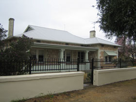 Naracoorte Cottages - MacDonnell House - Dalby Accommodation 0