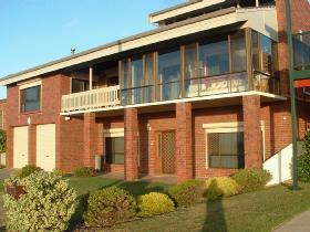 The Entertainer - Dalby Accommodation 0
