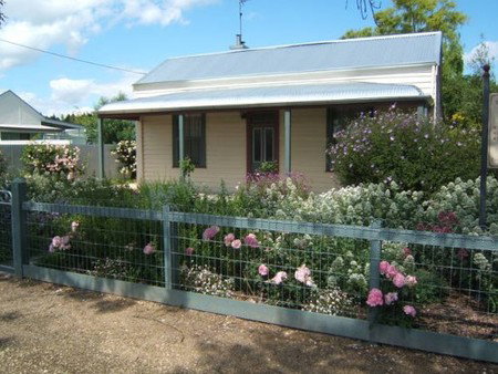 Willowbrook Cottages - Dalby Accommodation 2