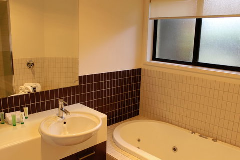 Wyndham Seven Mile Beach - Dalby Accommodation 2
