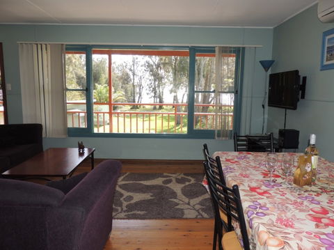 A Paradise Bungalow Waterfront - Dalby Accommodation 3