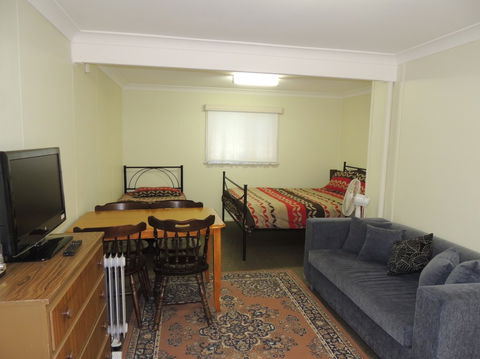 A Paradise Bungalow Waterfront - Dalby Accommodation 4