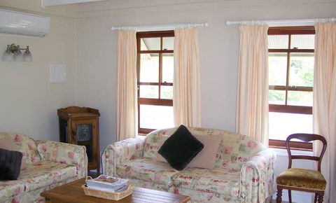 Hillcrest Cottage - Dalby Accommodation 2