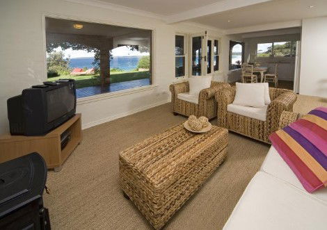 Absolute Waterfront At Hyams Beach - Elandra - Dalby Accommodation 4