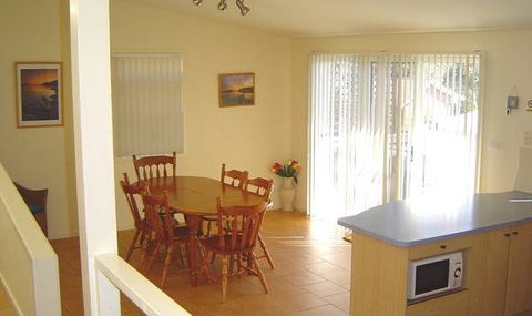 Breeze In Mollymook Beach - Dalby Accommodation 1