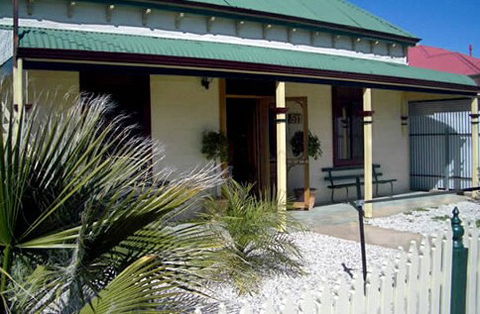 Emaroo Cottage On Argent Street - Dalby Accommodation 1