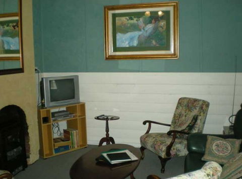 Kookaburra Cottage - Broken Hill - Dalby Accommodation 1