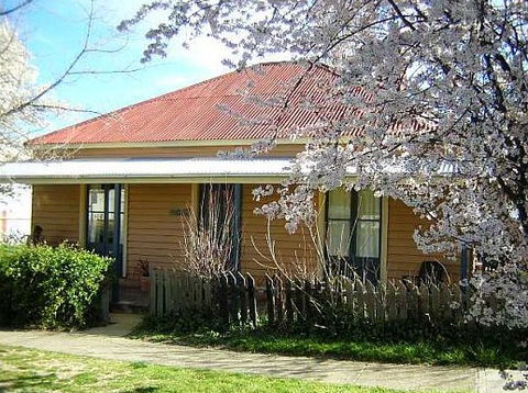 Cooma Cottage - Accommodation - Dalby Accommodation 0