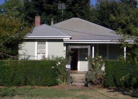 Honeysuckle Cottage Jingellic - Dalby Accommodation 0