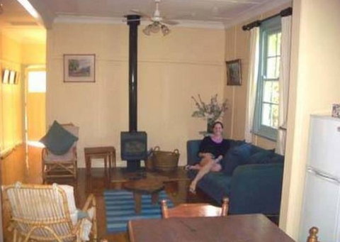 Honeysuckle Cottage Jingellic - Dalby Accommodation 3