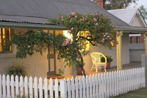 The Cottage Tumut - Dalby Accommodation 4