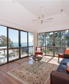 Magnus Street Treetops - Dalby Accommodation 1