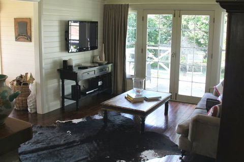 Book Barn Cottage - Dalby Accommodation 0