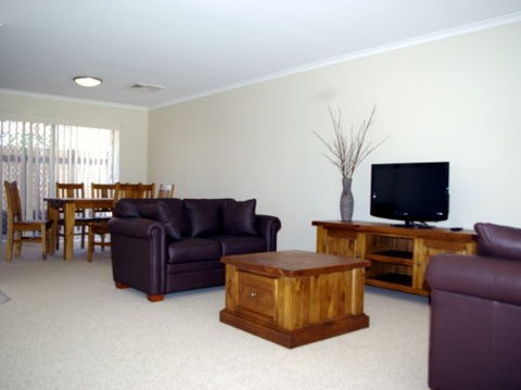 Fairways Bed And Breakfast At Jerilderie - Dalby Accommodation 2