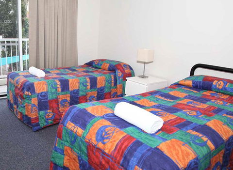 Ambassador Apartments Holiday Units - Dalby Accommodation 4