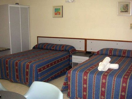 Cairns Holiday Lodge - Dalby Accommodation 1