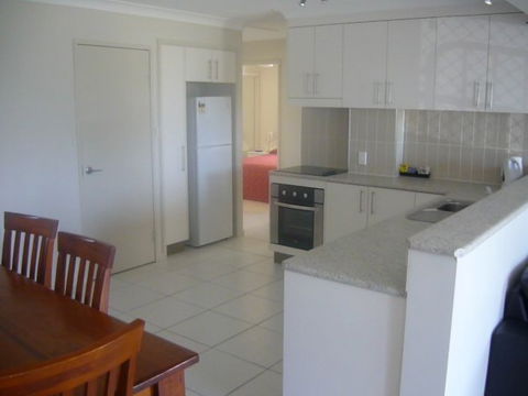 L'Amor Holiday Apartments - Dalby Accommodation 3