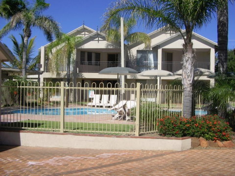 Pelican Shore Villas - Dalby Accommodation 1