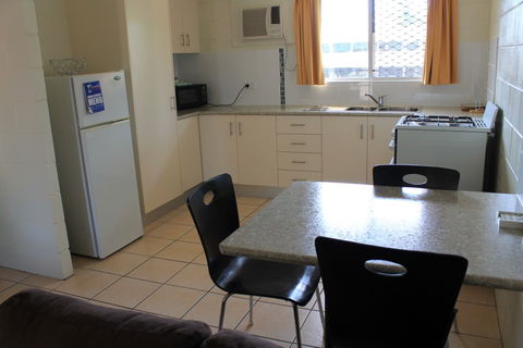 Oasis Inn Holiday Apartments - Dalby Accommodation 5