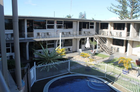 A' Montego Mermaid Beach Motel - Dalby Accommodation 3