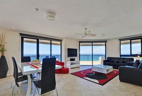 Clubb Coolum Beach - Dalby Accommodation 2