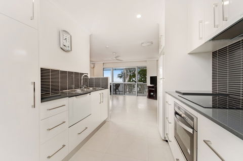 Marlin Waters Beachfront Apartments - Dalby Accommodation 3