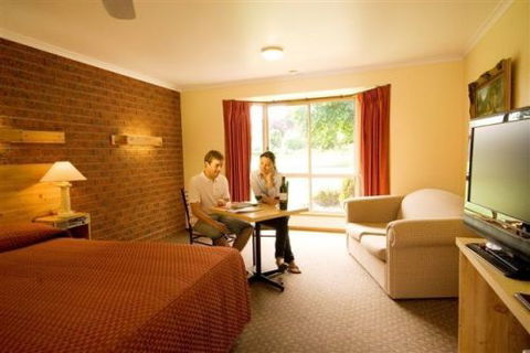AAt 28 GOLDSMITH(Golden Chain Motel) - Dalby Accommodation 0