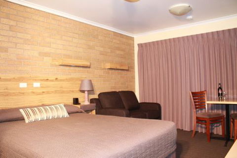 AAt 28 GOLDSMITH(Golden Chain Motel) - Dalby Accommodation 1