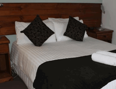 Tullah Lakeside Chalets - Dalby Accommodation 1