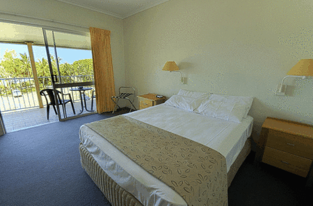 Club Crocodile, Airlie Beach - Dalby Accommodation 3