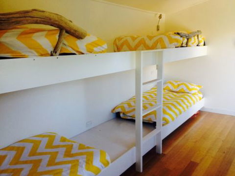Greens Beach Cottage - Dalby Accommodation 9
