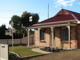 Brooking Cottage - Dalby Accommodation 0