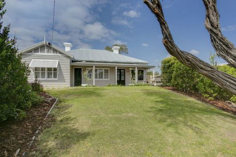Blakiston House - Dalby Accommodation 1