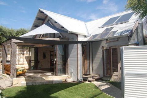 The Treehouse - Dalby Accommodation 0
