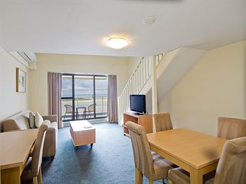 Oaks Waterfront Resort - The Entrance - Dalby Accommodation 7