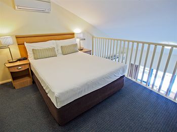 Oaks Waterfront Resort - The Entrance - Dalby Accommodation 8