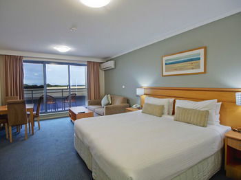 Oaks Waterfront Resort - The Entrance - Dalby Accommodation 16