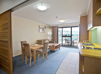 Oaks Waterfront Resort - The Entrance - Dalby Accommodation 24