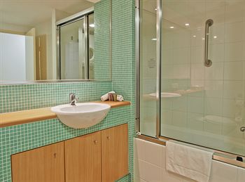 Oaks Waterfront Resort - The Entrance - Dalby Accommodation 2
