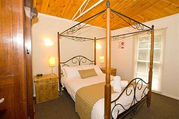 Hill 'N' Dale Farm Cottages - Dalby Accommodation 4