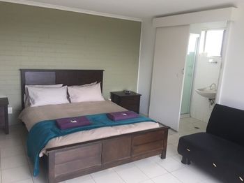 Sinclairs Country Retreat - Dalby Accommodation 25