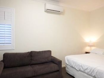 Naughtons Parkville Hotel - Dalby Accommodation 1