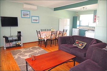 Paradise Bungalow - Dalby Accommodation 1