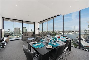 Docklands Private Collection Of Apartments - NewQuay - Dalby Accommodation 7
