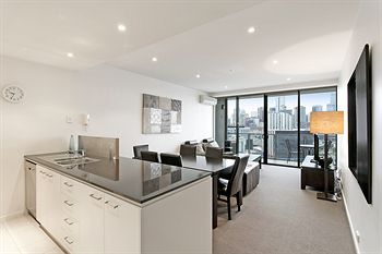Docklands Private Collection Of Apartments - NewQuay - Dalby Accommodation 8