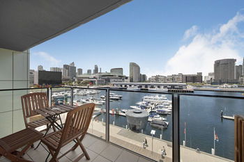 Docklands Private Collection Of Apartments - NewQuay - Dalby Accommodation 9