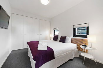 Docklands Private Collection Of Apartments - NewQuay - Dalby Accommodation 11