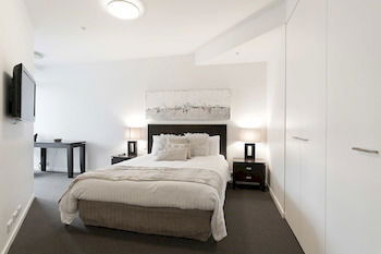 Docklands Private Collection Of Apartments - NewQuay - Dalby Accommodation 24