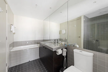 Docklands Private Collection Of Apartments - NewQuay - Dalby Accommodation 38